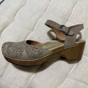 Dansko Size 39 Clogs